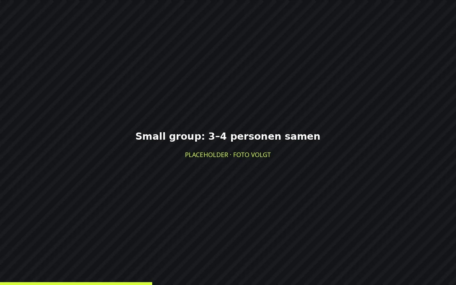 Kleine groep van vier personen traint samen met kettlebells in de studio