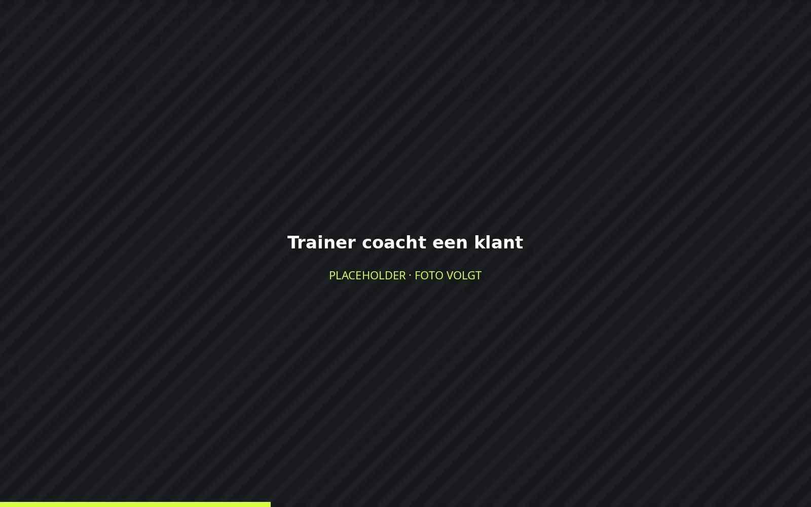 Jesse coacht een klant tijdens een krachtoefening