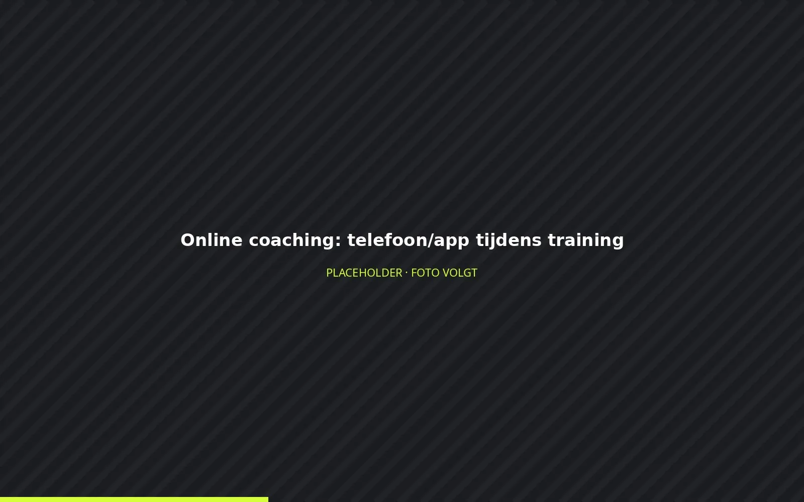 Klant bekijkt het trainingsschema in de coaching-app tijdens een training in de sportschool