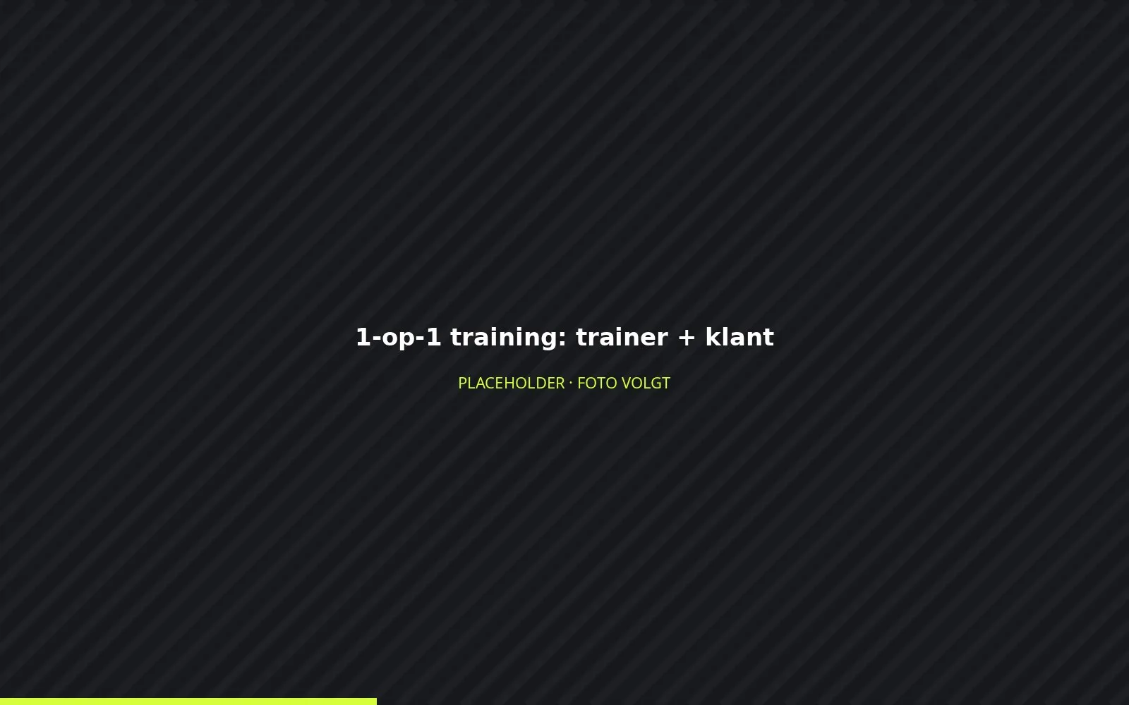 Personal trainer begeleidt een klant bij een squat met een halter in de studio