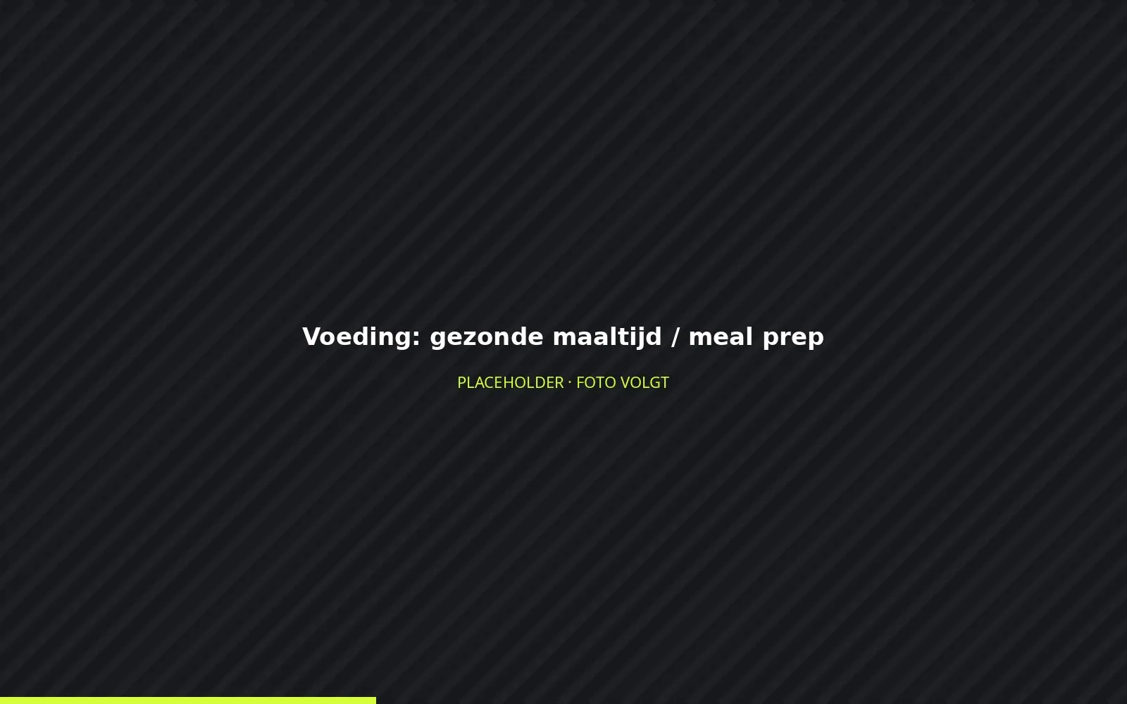 Gezonde maaltijd met kip, groenten en rijst in een meal prep-bakje op een keukentafel